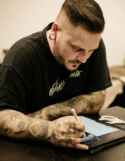 Herz in Tinte Tattoostudio