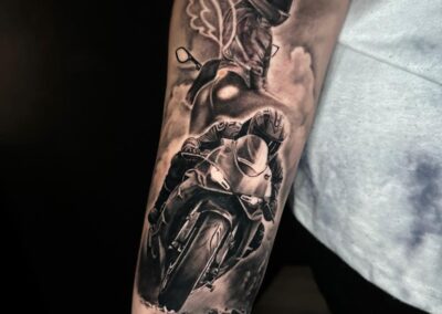tattoo-motorrad-unterarm-tattoo-artist-tintenbunker-tattoo-studio-herz-in-tinte.jpg