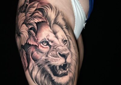 tattoo-loewe-oberschenkel-tattoo-artist-tintenbunker-tattoo-studio-herz-in-tinte.jpg