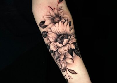 tattoo-blumen-unterarm-tattoo-artist-tintenbunker-tattoo-studio-herz-in-tinte.jpg