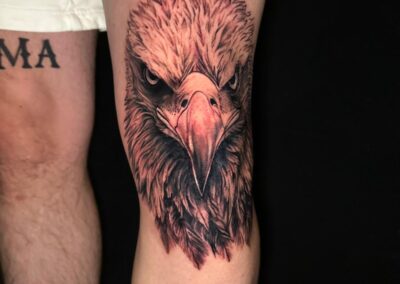 tattoo-adler-knie-tattoo-artist-tintenbunker-tattoo-studio-herz-in-tinte.jpg