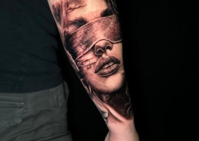 tattoo-blindfold-unterarm-tattoo-artist-tintenbunker-tattoo-studio-herz-in-tinte.jpg