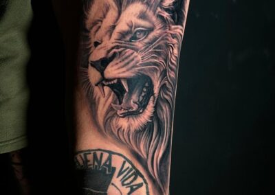 tattoo-loewe-oberarm-tattoo-artist-tintenbunker-tattoo-studio-herz-in-tinte.jpg