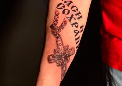 tattoo-kreuz-unterarm-tattoo-artist-tintenbunker-tattoo-studio-herz-in-tinte.jpg